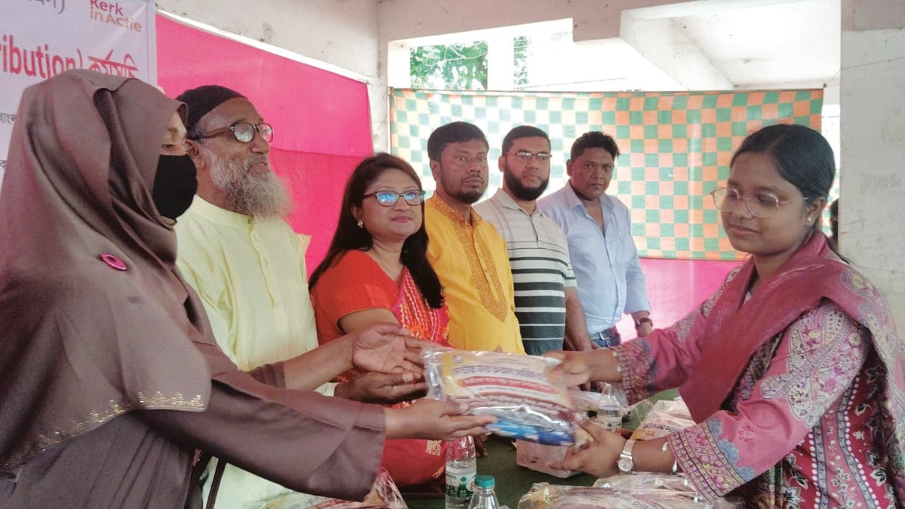 কলাপাড়ায় ৩৬০ ছাত্রী পেলো স্বাস্থ্য সুরক্ষা সামগ্রী