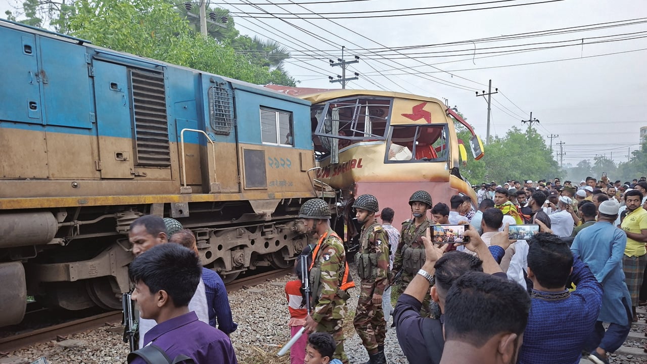 কুমিল্লায় বাস-ট্রেন সংঘর্ষের ঘটনায় ২ গেটম্যান বরখাস্ত