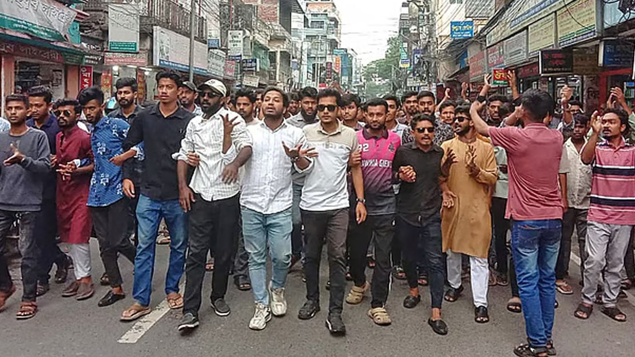 কমিটি গঠনের দাবিতে বরিশালে ছাত্রদলের সড়ক অবরোধ