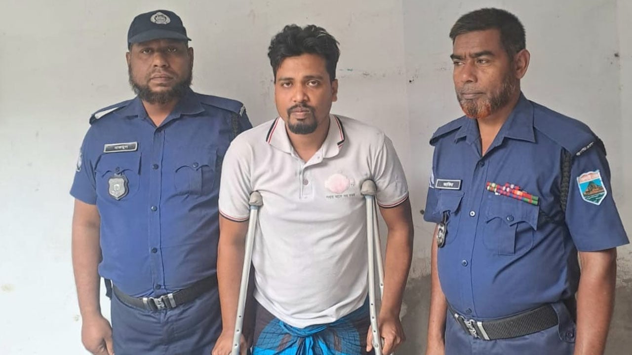 কনটেন্ট মুছে ফেলার অভিযোগে যুবক গ্রেপ্তার