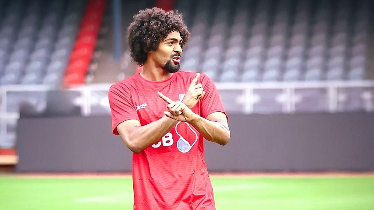 ক্রিকেট ম্যাচ দেখতে যাবেন হামজা