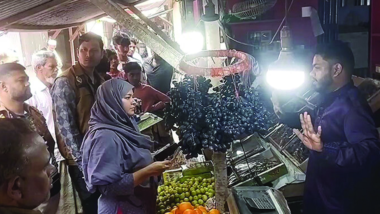 বোরকা পরে বাজারে নির্বাহী ম্যাজিস্ট্রেট, দাম বেশি রাখায় জরিমানা