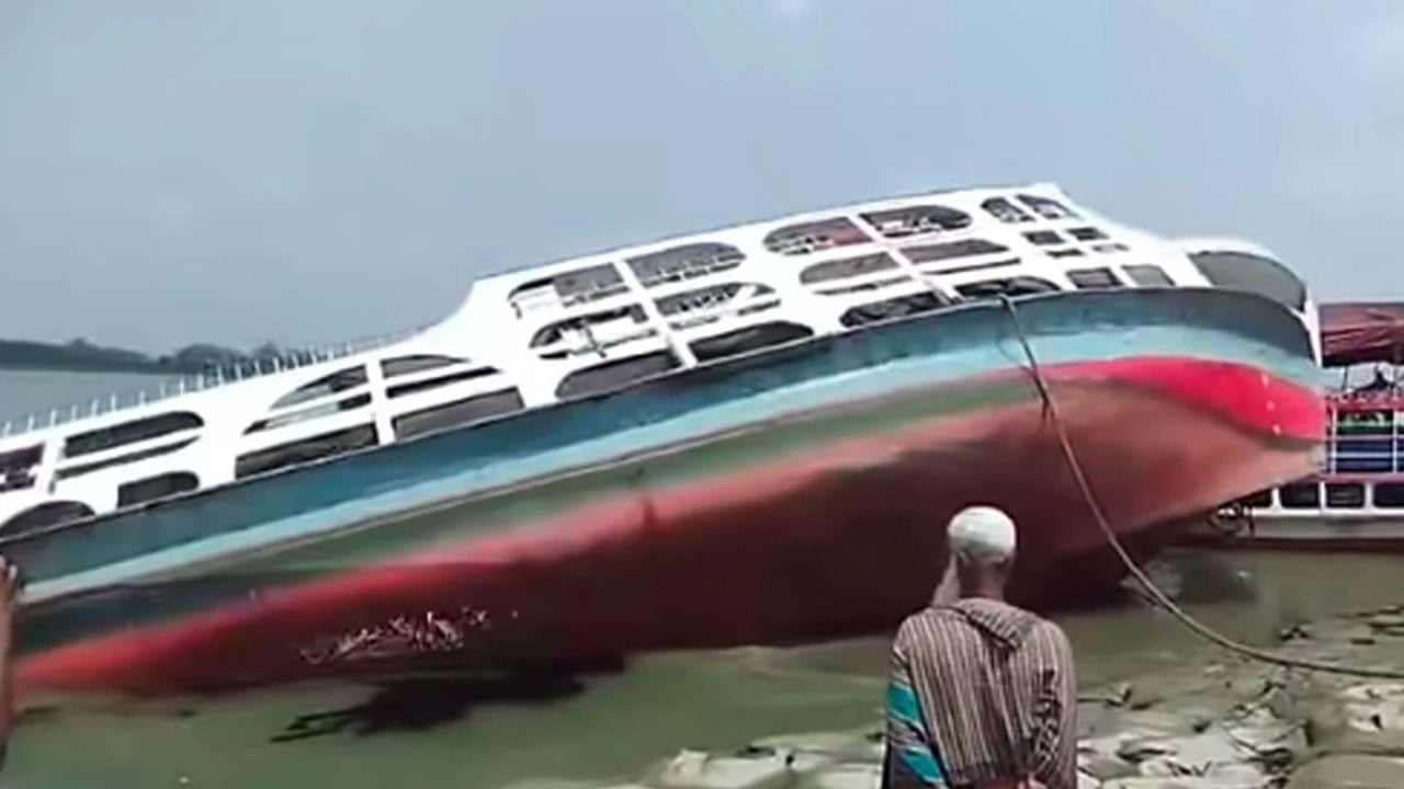 কীর্তনখোলায় কাত হয়ে পড়ল ঘাটে রাখা লঞ্চ