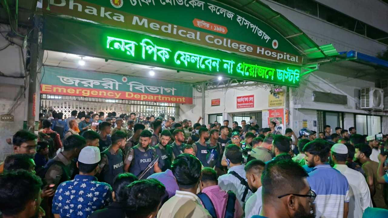 ঢামেকে সংর্ষের পর পুলিশ মোতায়েন, জরুরি সেবা শুরু হয়নি