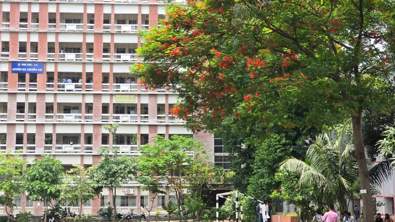 তিতুমীর ক্যাম্পাসে লাল আভা ছড়াচ্ছে কৃষ্ণচূড়া