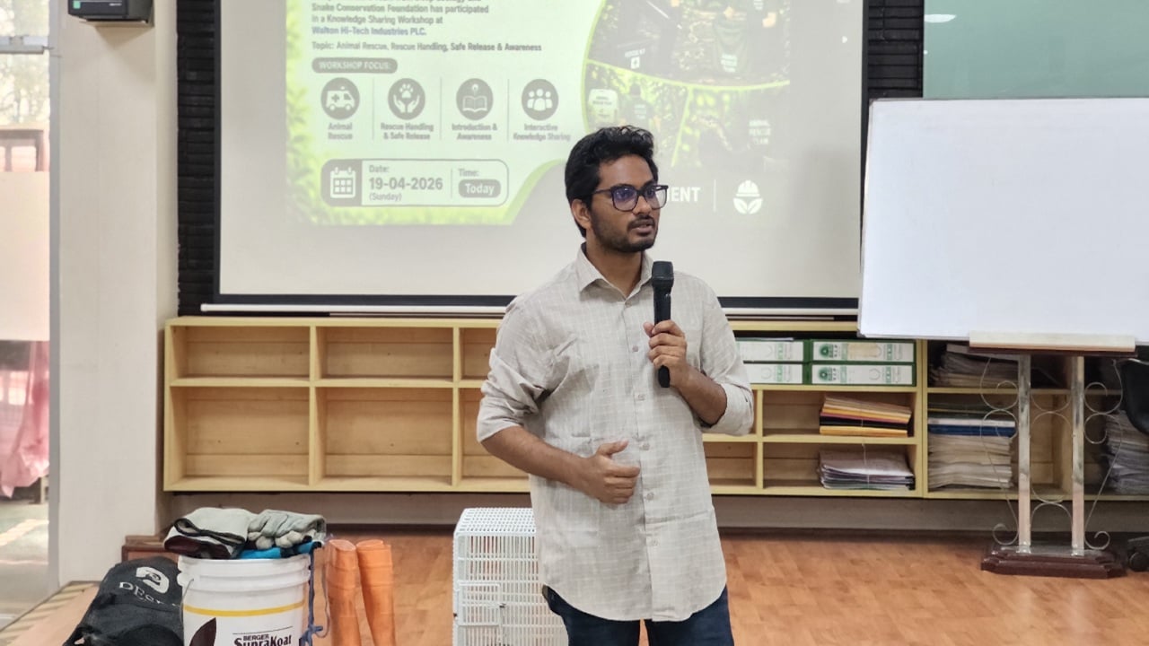কথা বলছেন ডিপ ইকোলজি অ্যান্ড স্নেক কনজারভেশন ফাউন্ডেশনের চেয়ারম্যান মাহফুজুর রহমান
