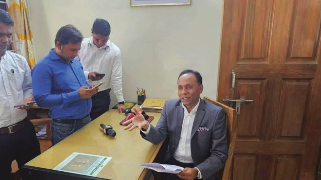 ভূমি অফিস পরিদর্শনে প্রতিমন্ত্রী, দেখলেন যথাসময়ে আসেননি কর্মকর্তা