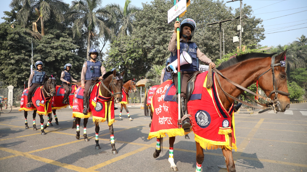 ভোটের নিরাপত্তায় রাজধানীতে অশ্বারোহী পুলিশ।