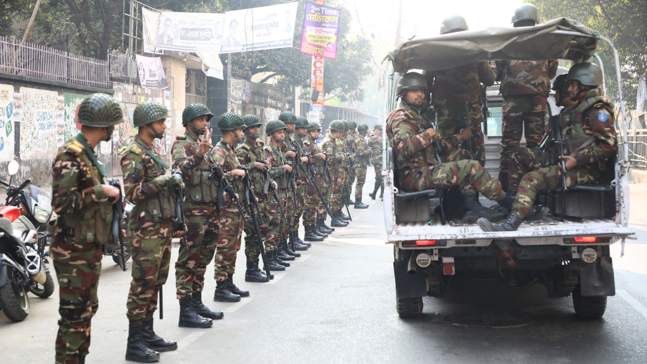 ভোটকে কেন্দ্র করে দেশজুড়ে জোরদার করা হয় নিরাপত্তা ব্যবস্থা। আইনশৃঙ্খলা রক্ষায় সতর্ক অবস্থানে সেনাবাহিনী।
