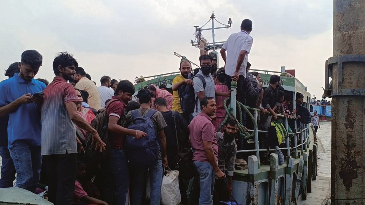 পাটুরিয়ায় লঞ্চ সংকট, ভোগান্তিতে ঘরমুখো মানুষ