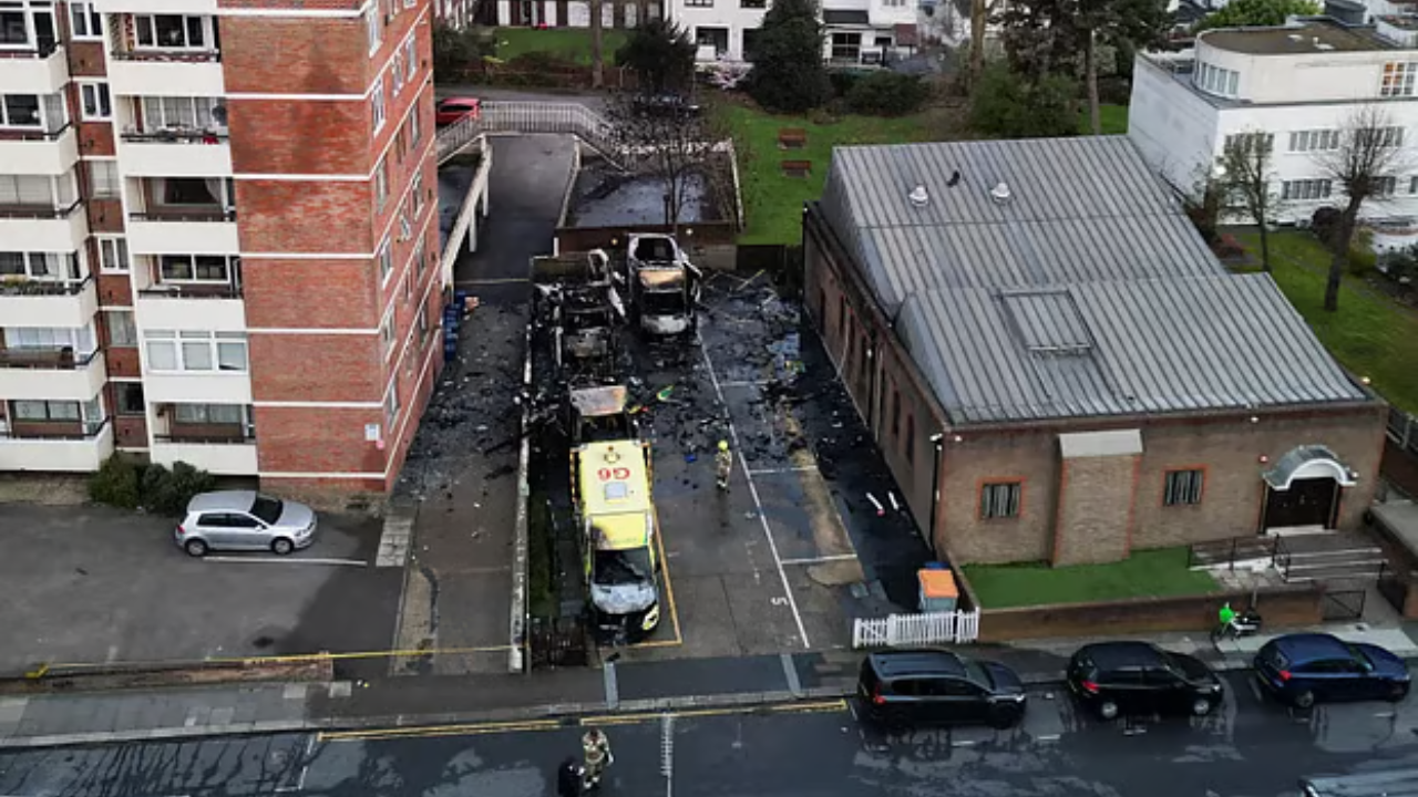 লন্ডনে ৪টি অ্যাম্বুলেন্সে আগুন, পুলিশের ধারণা ইহুদি বিদ্বেষ