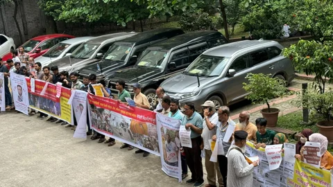 ক্ষতিগ্রস্তদের ব্যানারে জাগৃক কর্মকর্তার বিরুদ্ধে মানববন্ধন