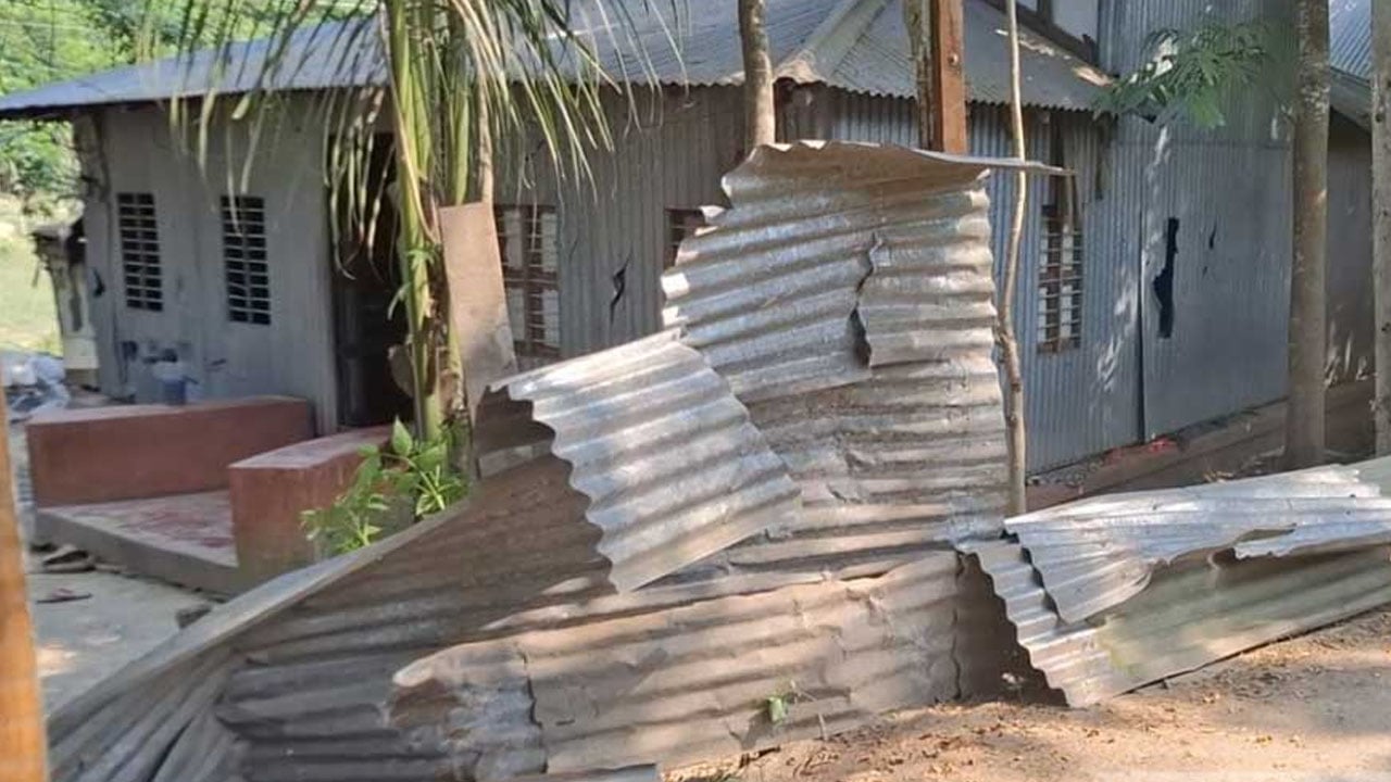 মাদারীপুরে সংঘর্ষ: ২০ বাড়ি-দোকান ভাঙচুর, আহত ৫