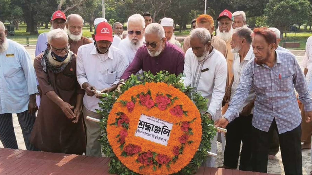 মেহেরপুরে মুজিবনগর স্মৃতিসৌধে মুক্তিযোদ্ধাদের শ্রদ্ধা