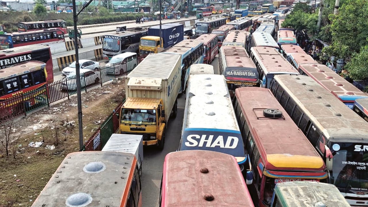 ঢাকা-ময়মনসিংহ মহাসড়কে ১০ কিলোমিটার যানজট, ভোগান্তিতে ঘরমুখো মানুষ