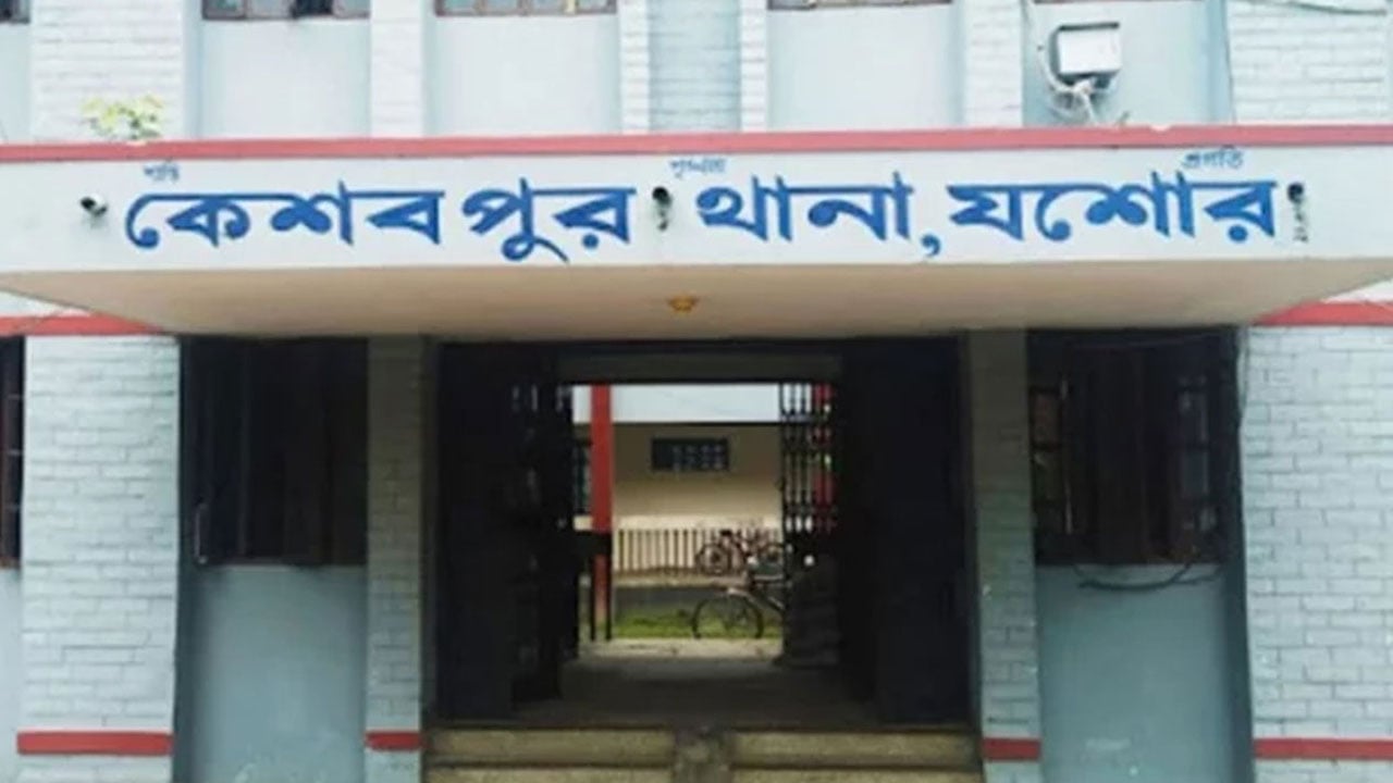 মাইকে ঘোষণা দিয়ে পুলিশের ওপর হামলা, আসামি ছিনতাই