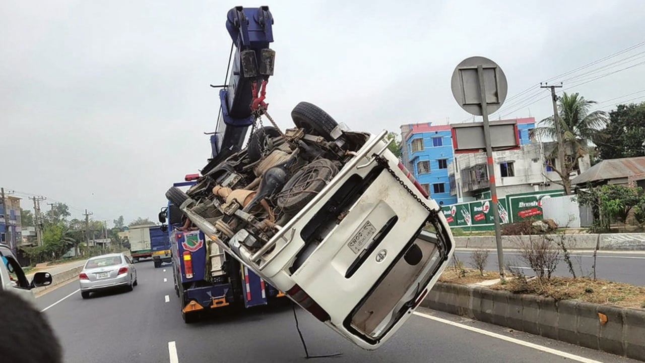 বগুড়ায় মাইক্রোবাস নিয়ন্ত্রণ হারিয়ে নিহত ৩