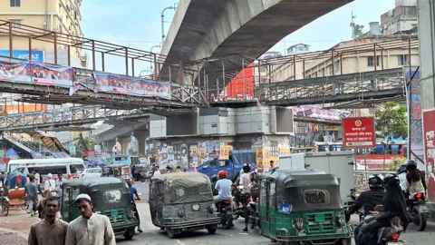 বিকল্প ব্যবস্থা ছাড়াই মিরপুরে ফুটওভার ব্রিজ সংস্কার, ঝুঁকিতে পথচারী