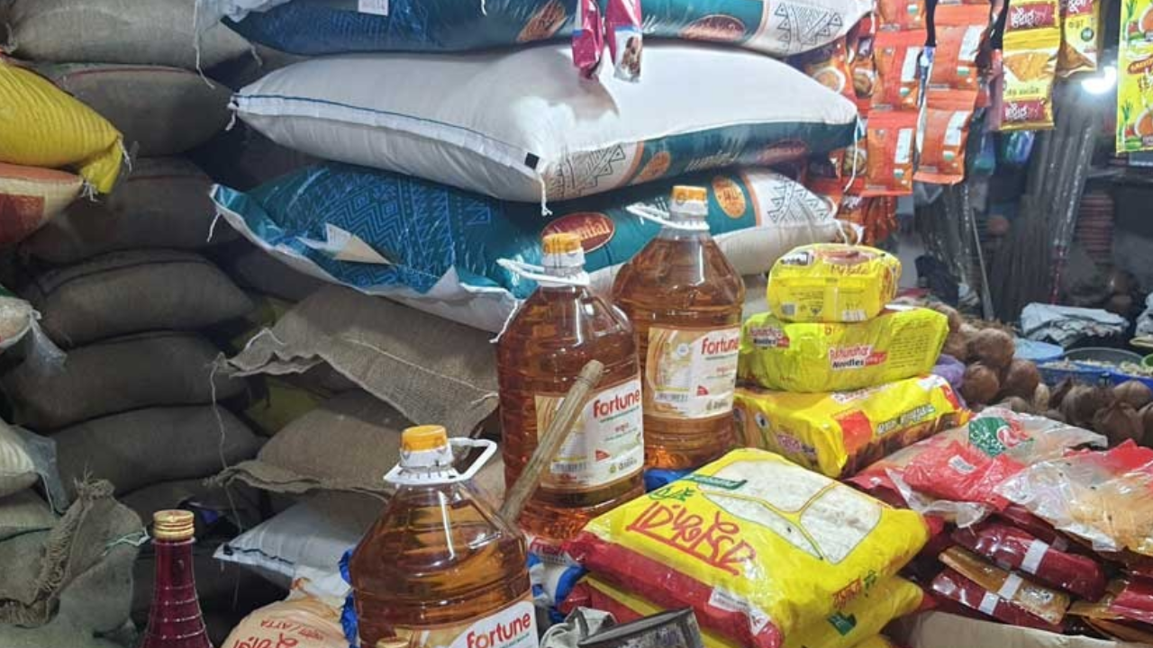 মজুত থাকলেও বাজারে ‘উধাও’ সয়াবিন তেল