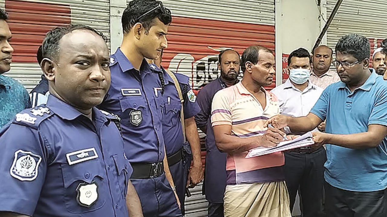 মজুত তেল ৩০০ টাকা দরে বিক্রি করছিলেন দোকানি