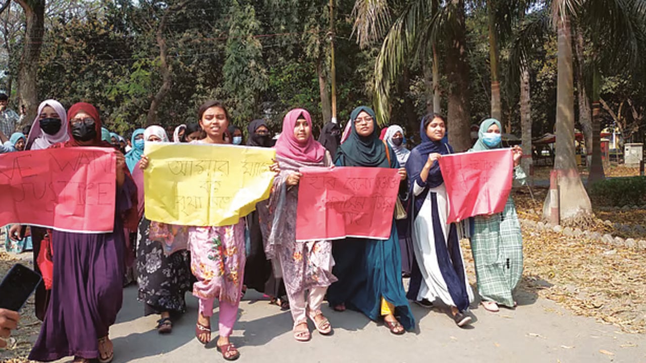 নিহত শিক্ষিকার শরীরে ২০টির বেশি আঘাতের চিহ্ন