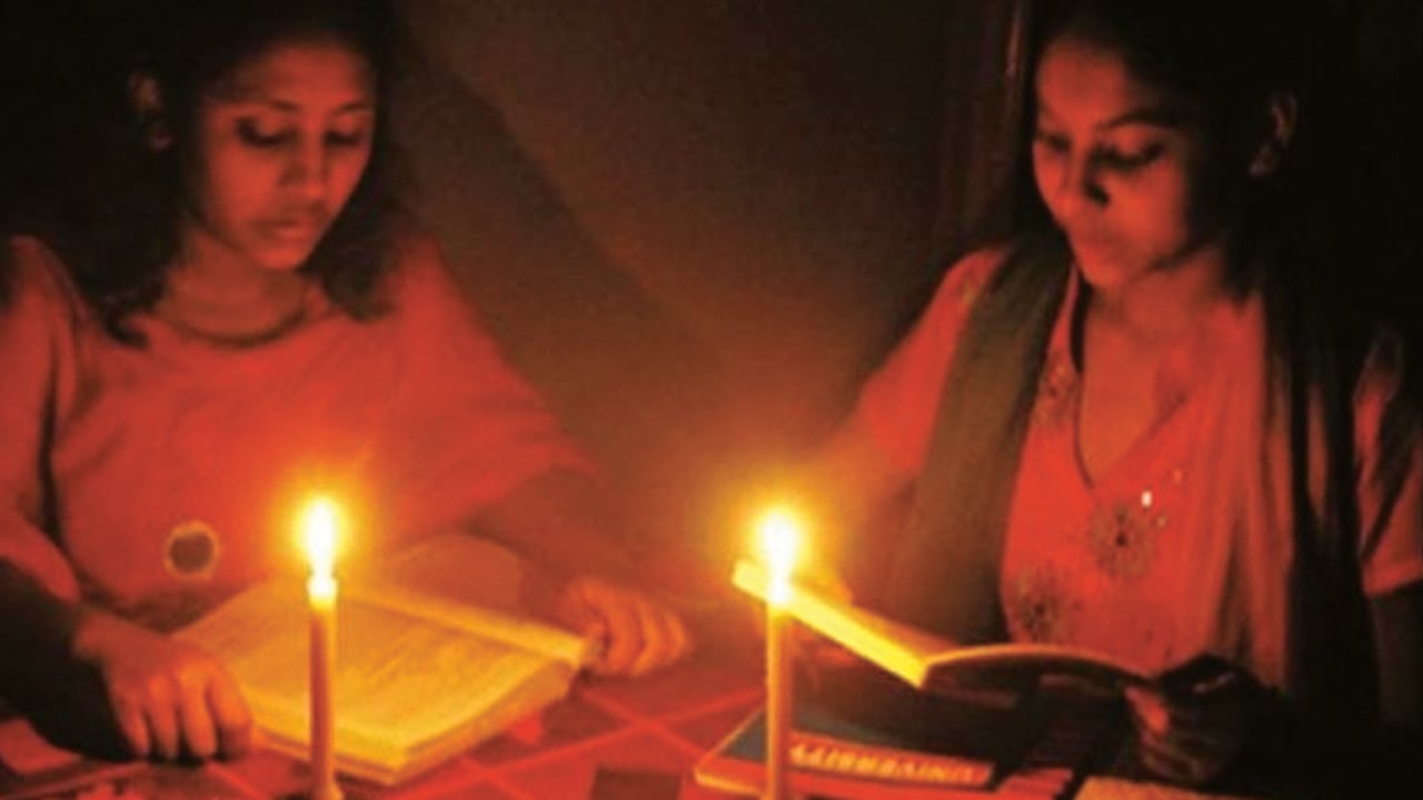 মনোহরদীতে ৭ ঘণ্টা লোডশেডিংয়ে এসএসসি পরীক্ষার্থীদের দফারফা