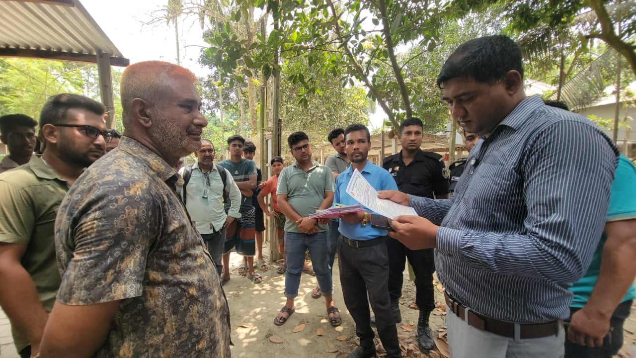 ভুট্টাখেতে জ্বালানি তেল মজুত, ব্যবসায়ীকে জরিমানা