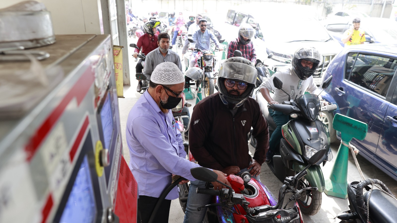 যানবাহনের জন্য তেল নেওয়ার সীমা বেঁধে দিল বিপিসি
