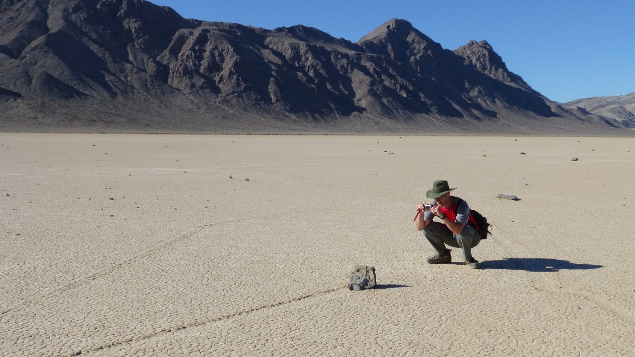 মরুভূমিতে নিজে নিজে হাঁটে যে পাথর