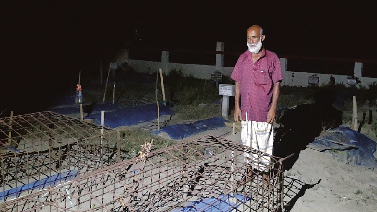 মরদেহ চুরির ভয়ে রাতভর কবর পাহারা বাবার