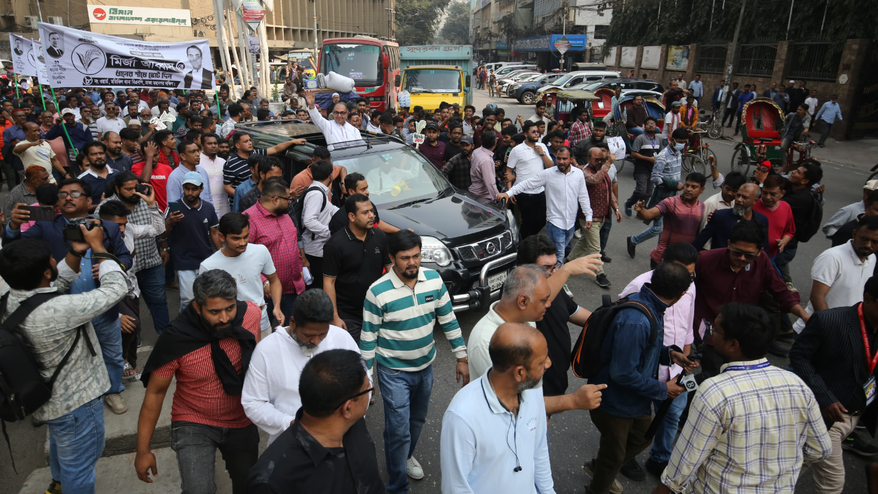 একই আসনের বিএনপি প্রার্থী মির্জা আব্বাসকে গাড়িবহর নিয়ে মতিঝিলের দিলকুশা এলাকায় জনসংযোগ করতে দেখা যায়। ছবি: সিটিজেন জার্নাল