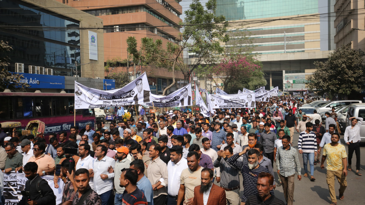 নির্বাচনী প্রচারণায় ব্যানার হাতে স্লোগানরত বিএনপির শত-শত কর্মী। ছবি: সিটিজেন জার্নাল