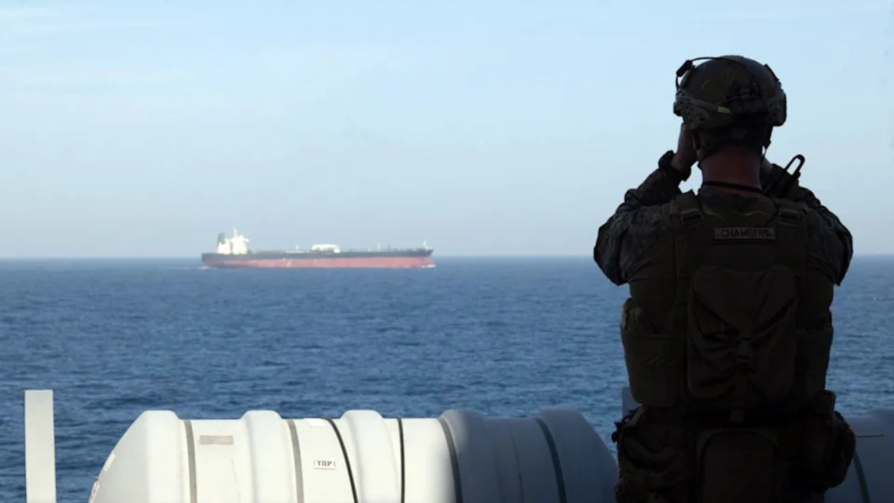 মার্কিন অবরোধ ভেঙে হরমুজ পার হচ্ছে ইরানি জাহাজ