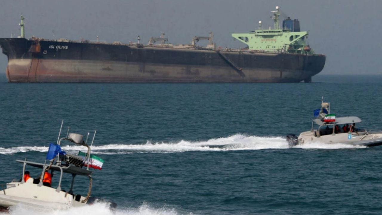 মার্কিন অবরোধ এড়িয়ে বিপুল পরিমাণ তেল রপ্তানি ইরানের