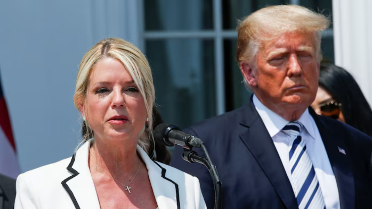 মার্কিন অ্যাটর্নি জেনারেল পাম বন্ডিকে সরিয়ে দিলেন ট্রাম্প