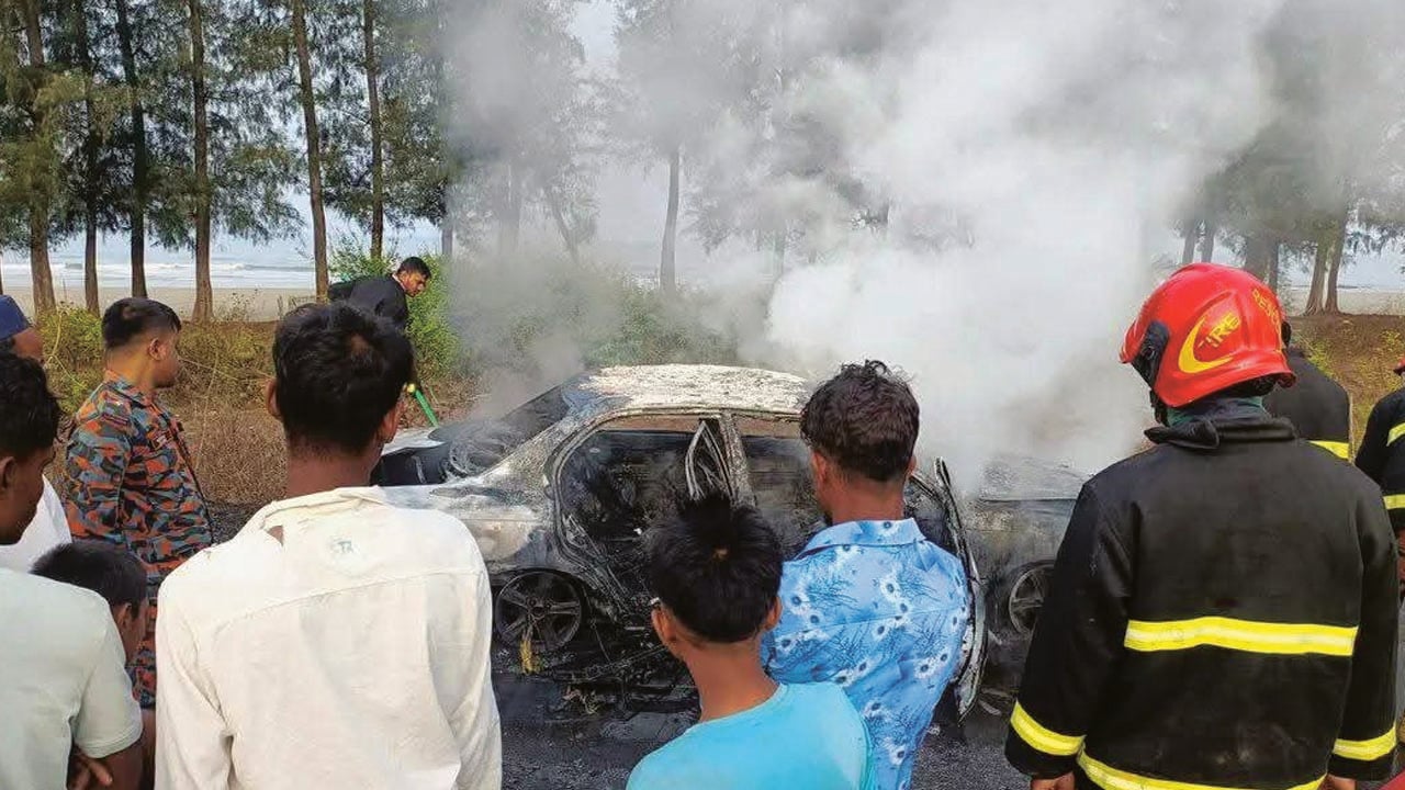 মেরিন ড্রাইভে গাড়িতে আগুন