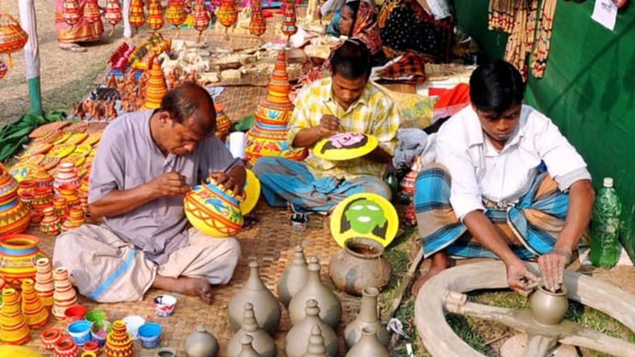 মানুষের ভালোবাসায় এখনো টিকে আছে মৃৎশিল্প