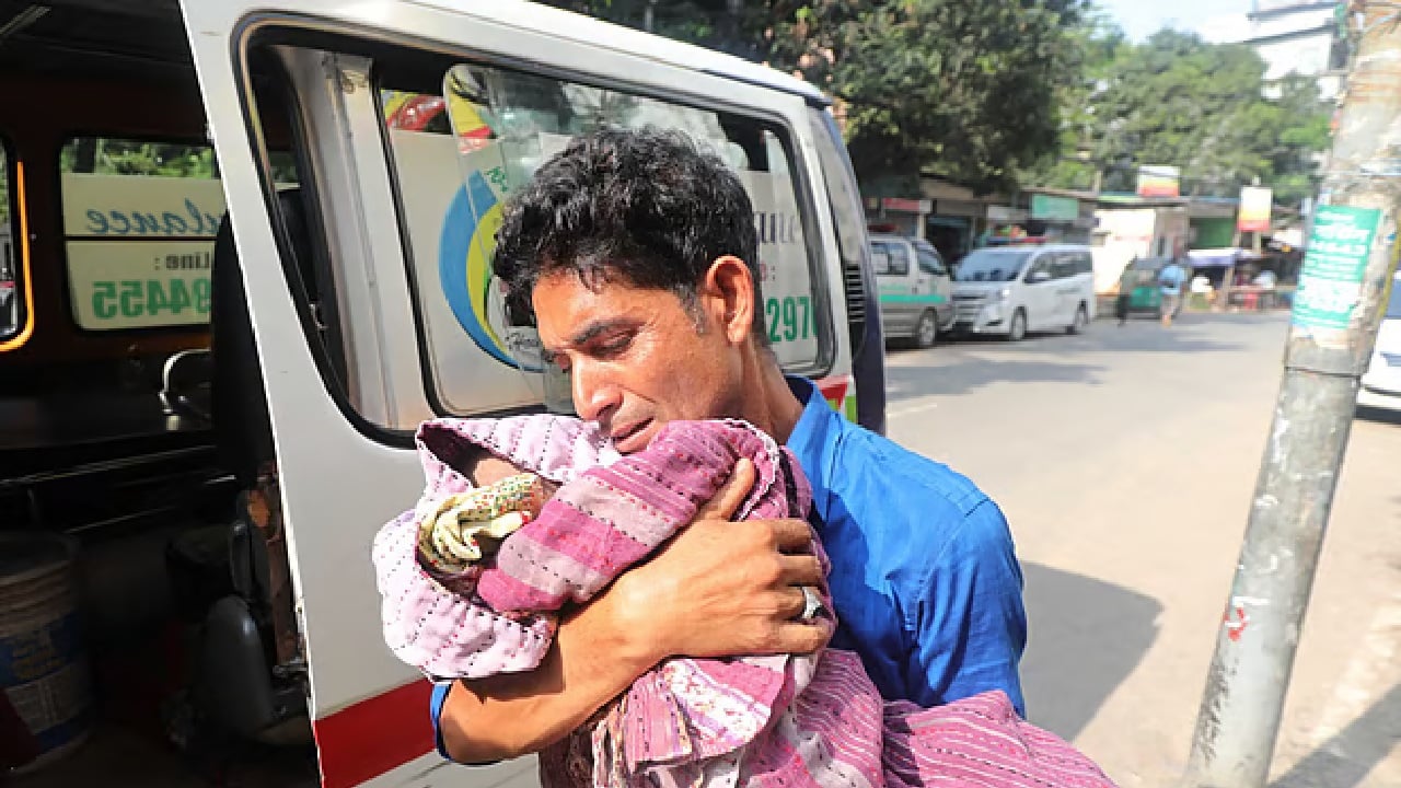 অক্সিজেনের খোঁজে বাবা, মৃত্যুর কোলে ঢলে পড়লো মেয়ে