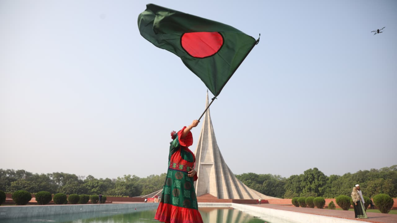 জাতীয় স্মৃতিসৌধে সর্বস্তরের মানুষের শ্রদ্ধা