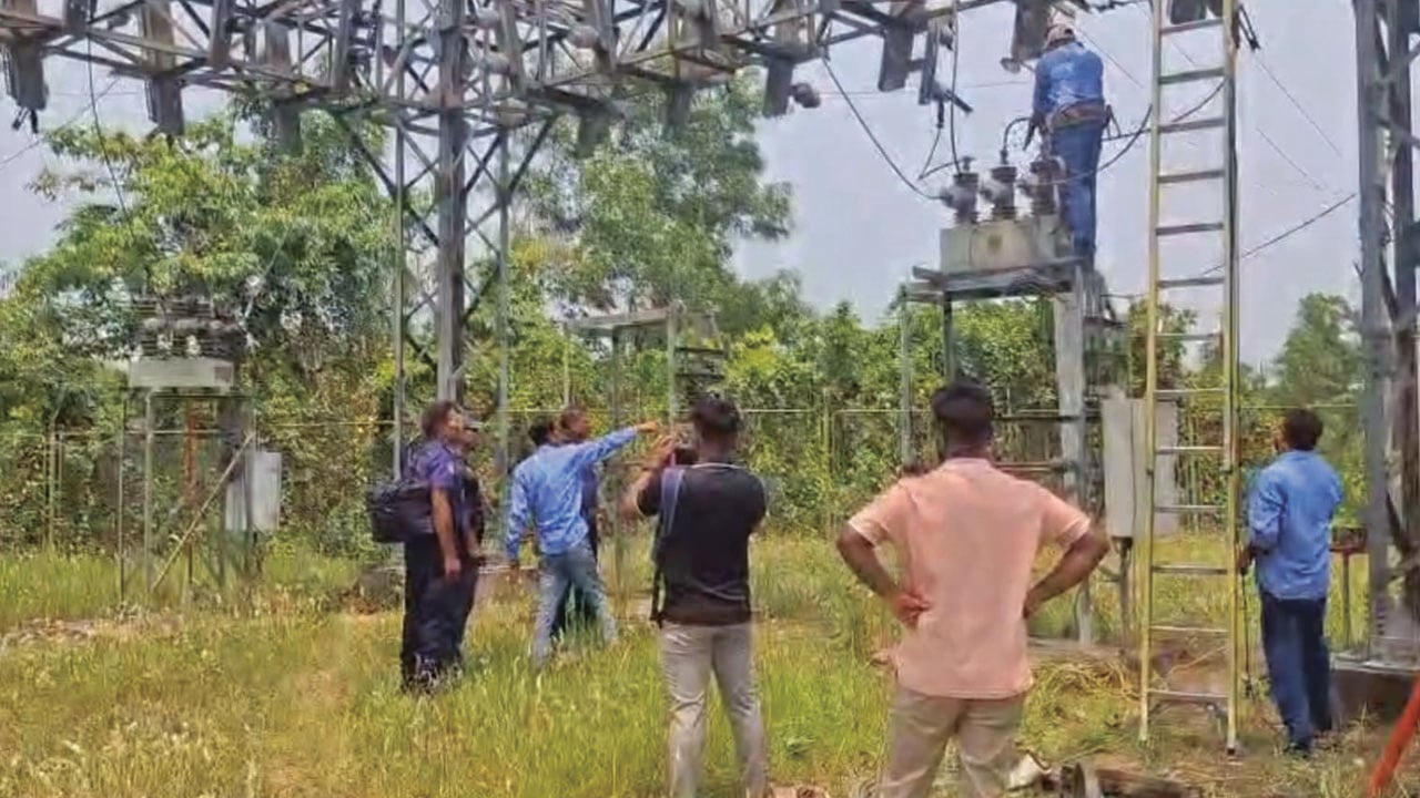 নিরাপত্তা প্রহরীকে অস্ত্র ঠেকিয়ে বিদ্যুৎ কেন্দ্রের যন্ত্রাংশ লুট
