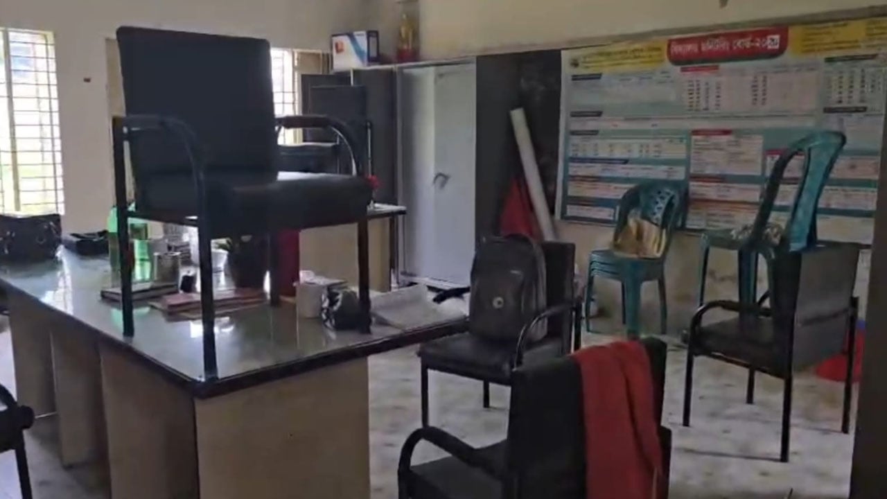 নরসিংদীতে বিদ্যালয়ে চুরি, বাদ যায়নি ছুটির ঘণ্টাও