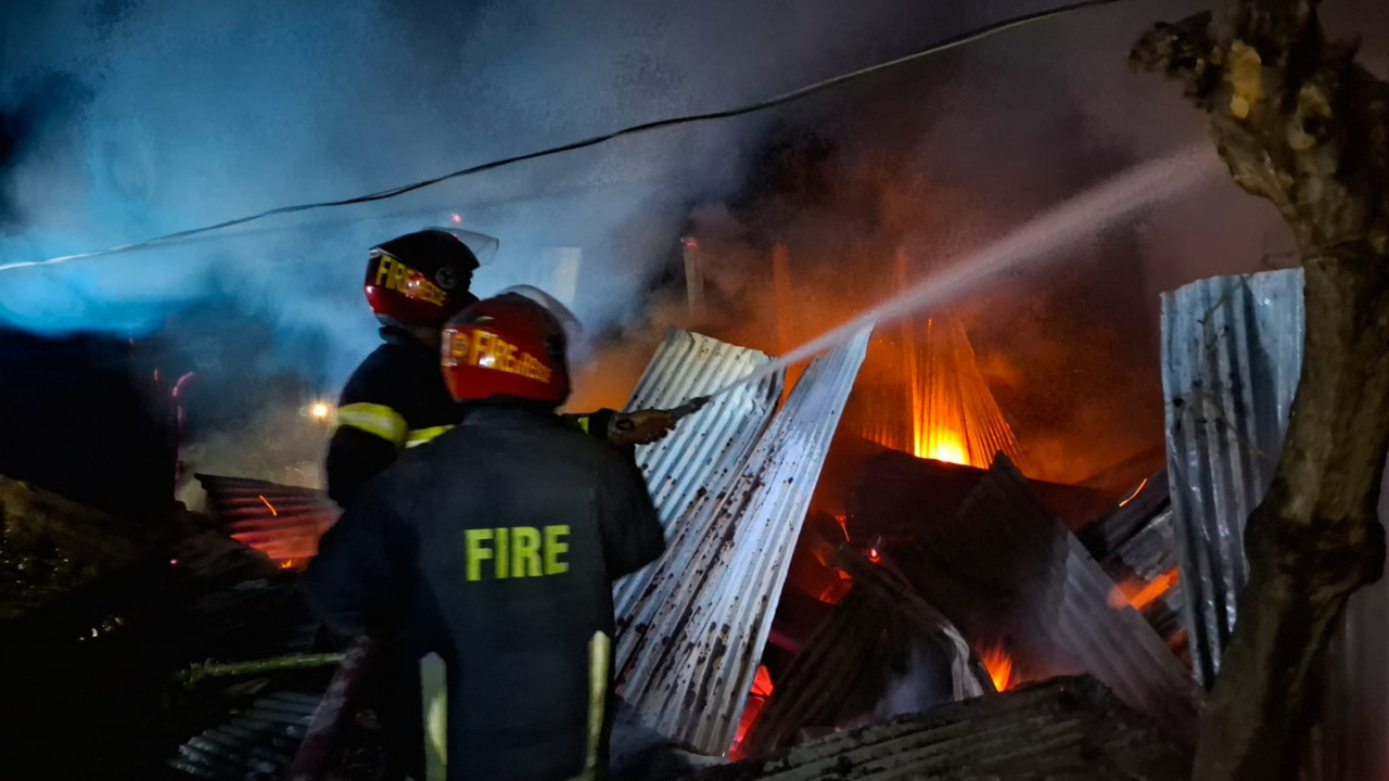 নরসিংদীতে প্রেমিককে কুপিয়ে জখমের জেরে প্রেমিকার বাড়িতে আগুন