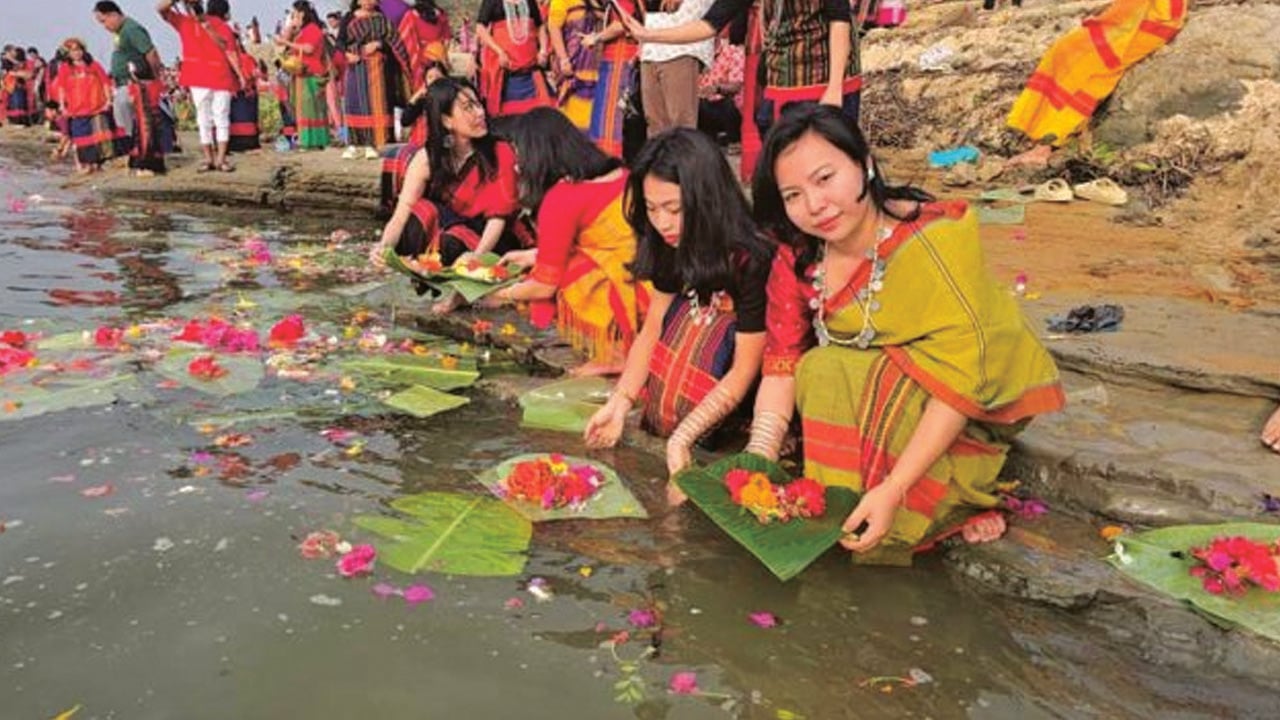 নতুনের আবাহন: কাপ্তাই হ্রদে ভাসলো বিজুর ফুল