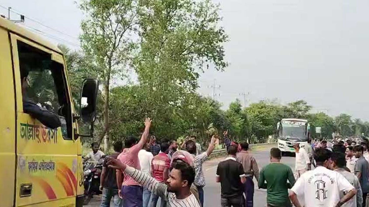 নাটোরে তেল না পেয়ে মহাসড়ক অবরোধ বিক্ষুব্ধ জনতার