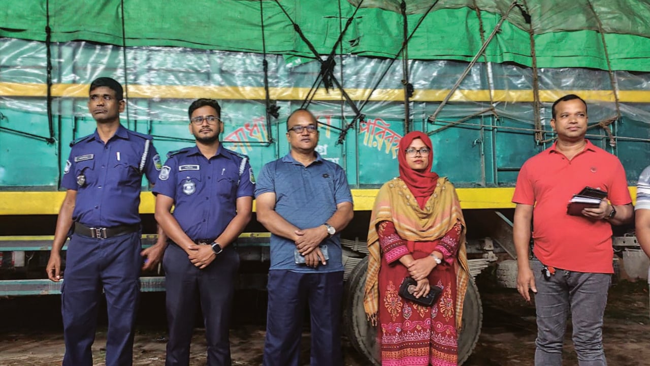 নেত্রকোনায় ট্রাকভর্তি সরকারি চাল জব্দ, আটক ২