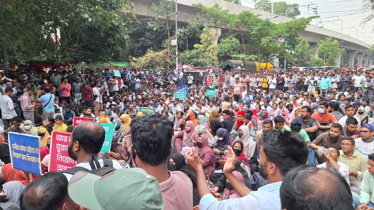 নিয়োগের দাবিতে আন্দোলন চালিয়ে যাওয়ার ঘোষণা শিক্ষকদের