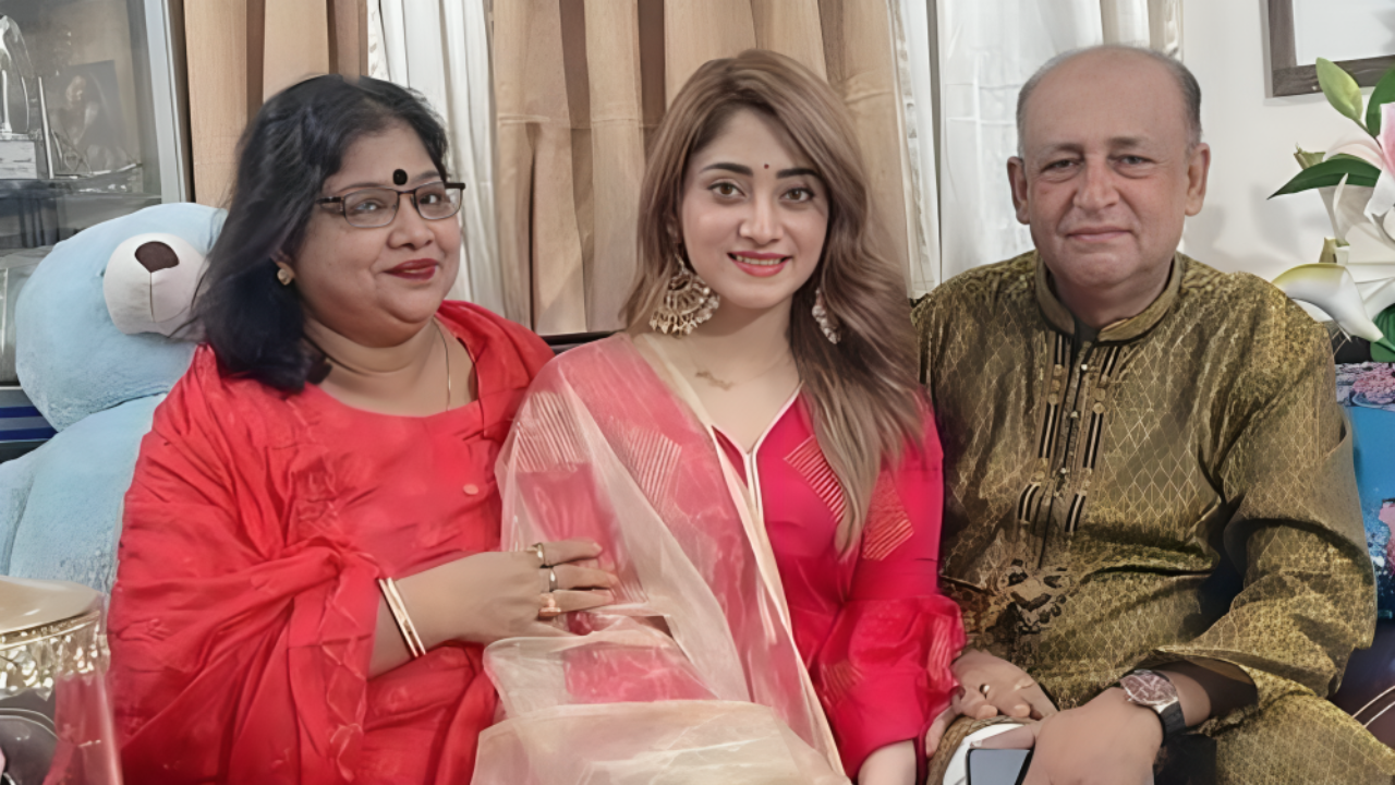 নায়িকা পূজা চেরির বাবার বিরুদ্ধে প্রতারণার অভিযোগ