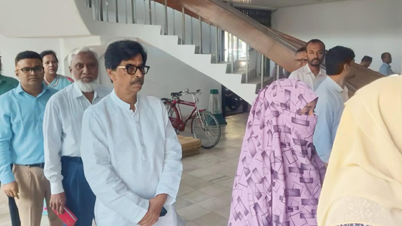 নিয়ম মেনে লিফটে চড়ে দৃষ্টান্ত গড়লেন কৃষিমন্ত্রী