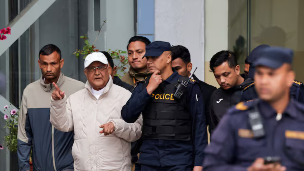 নতুন সরকার শপথের পরদিনই গ্রেপ্তার নেপালের সাবেক প্রধানমন্ত্রী