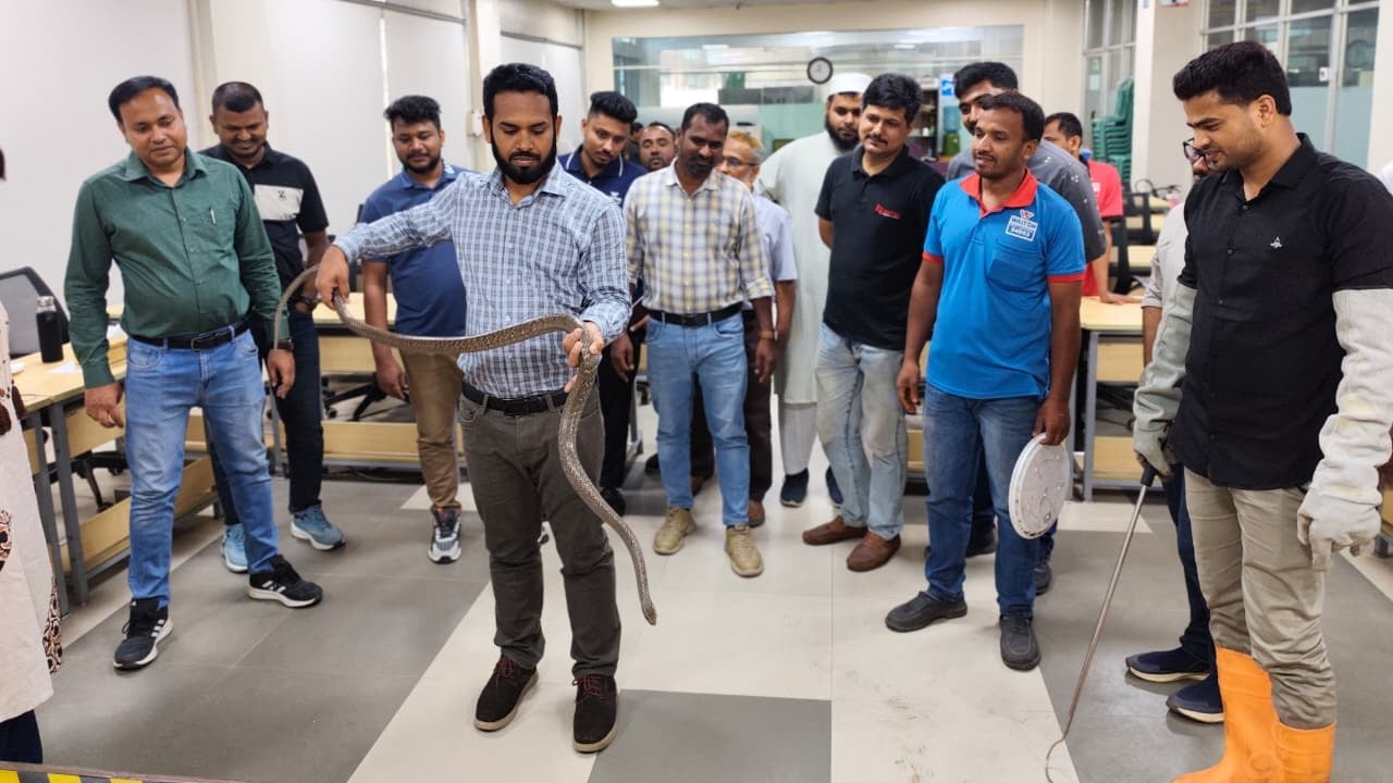 ওয়ালটনের কর্মীদের প্রশিক্ষণ দিচ্ছে ডিপ ইকোলজি অ্যান্ড স্নেক কনজারভেশন ফাউন্ডেশন